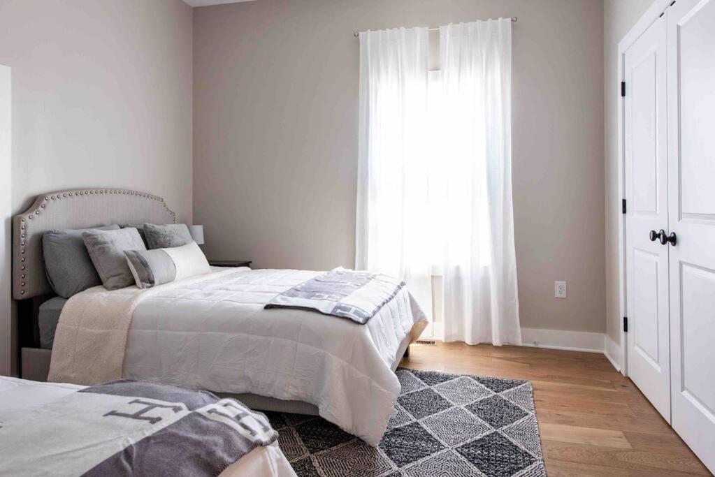 Newly Renovated 3 Bedroom Shelby Park Home **Free Parking** Louisville Buitenkant foto