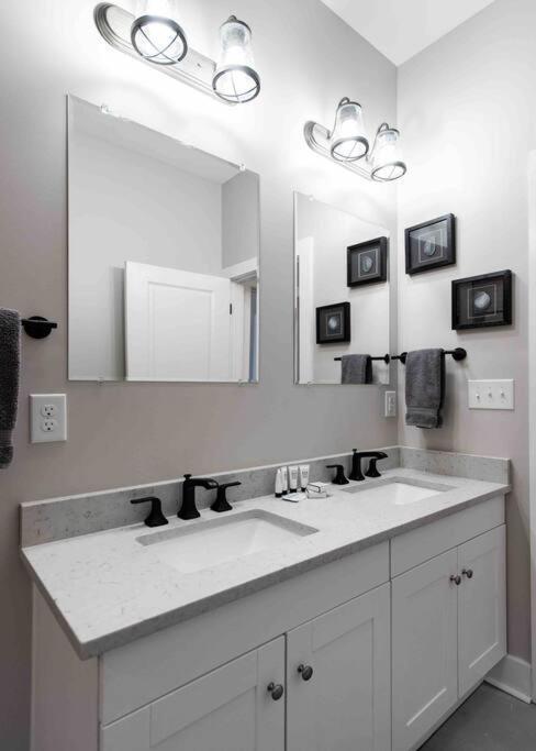 Newly Renovated 3 Bedroom Shelby Park Home **Free Parking** Louisville Buitenkant foto