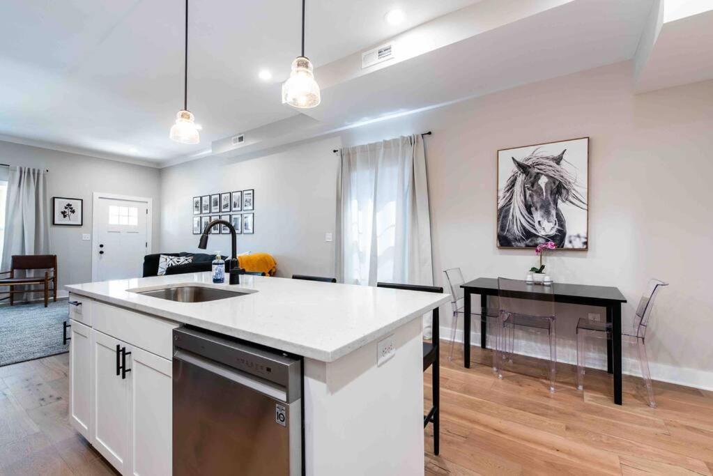 Newly Renovated 3 Bedroom Shelby Park Home **Free Parking** Louisville Buitenkant foto